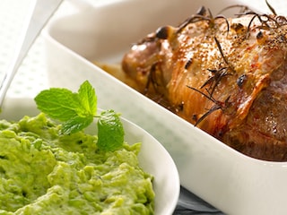 Lamsbout met kruiden en erwtenpuree met munt