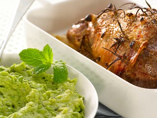 Lamsbout met kruiden en erwtenpuree met munt