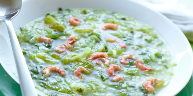 Soupe au riz, crevettes grises et poireaux