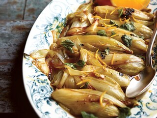 Witloof met basilicum, bruine suiker en sinaasappelsap