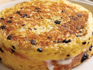 Pain perdu à la tapenade, à la mozzarella et au jambon de parme