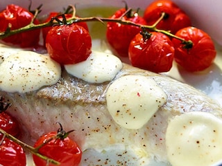 Gebakken koolvis met snoeptomaten en mozzarellabolletjes