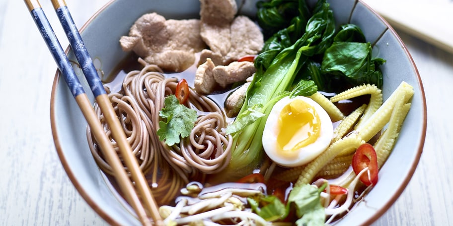 Ramen aux œufs mollets, à l’émincé de porc et au paksoi