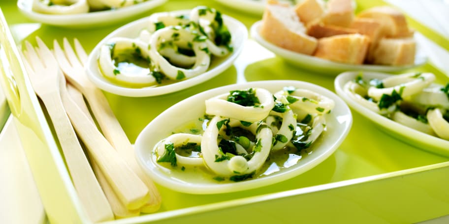 Met kruiden gemarineerde calamaris