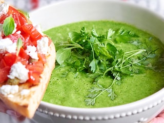Soep van tuinkruiden met bruschetta van tomaat en geitenkaas