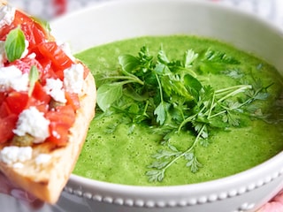 Soupe d’herbes avec une bruschetta tomate et fromage de chèvre