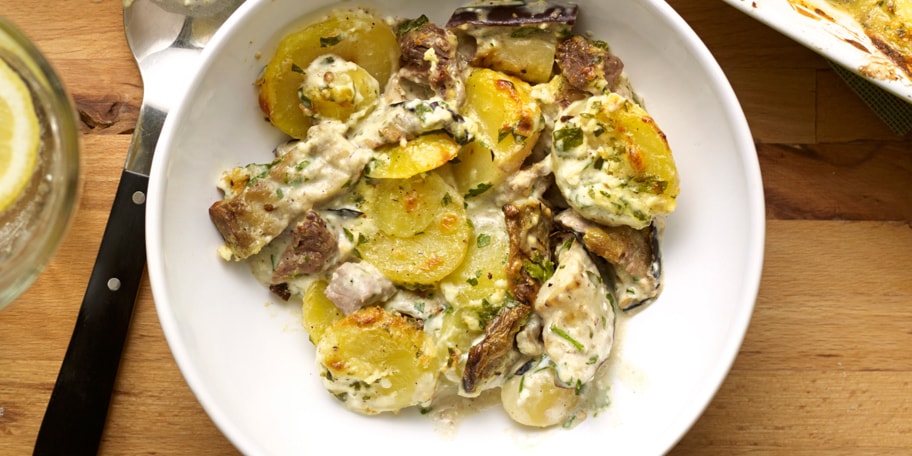 Gratin d’aubergine à l’agneau et sauce blanche à la feta