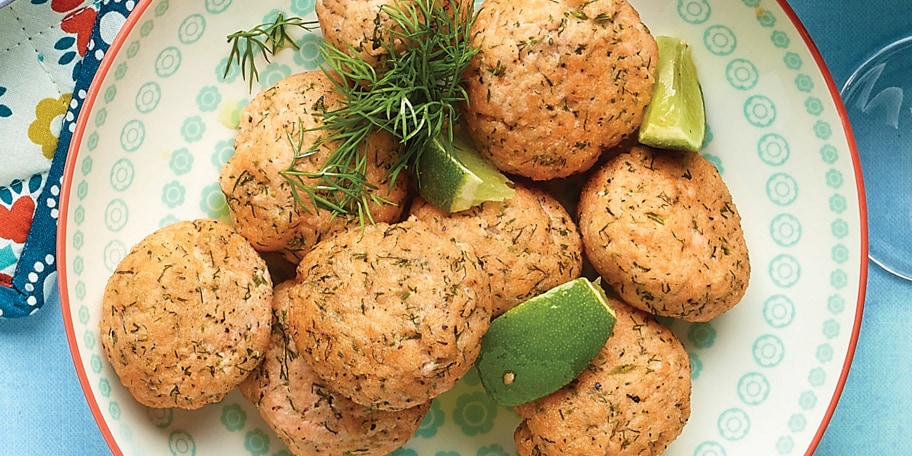 Visballetjes met groene kruiden en komkommersalade