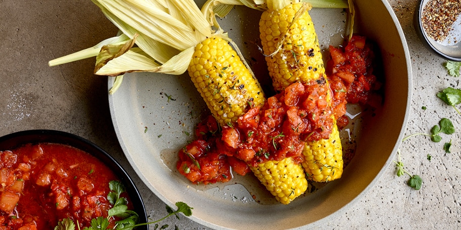 Pittige tomatensalsa met gegrilde maiskolf