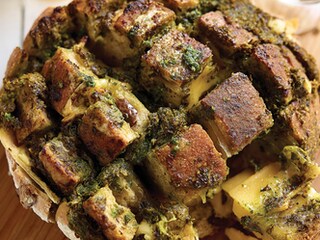 Olijfbrood met kaas en pesto