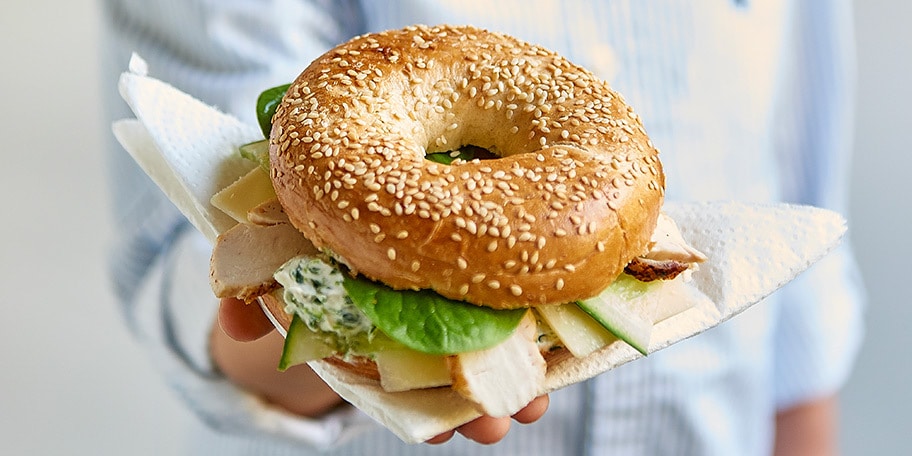 Bagel de fromage frais aux épinards et poulet