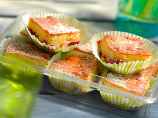 Vierkante koekjes met zomervruchten