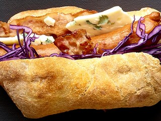 Hotdog met rodekool en roquefort