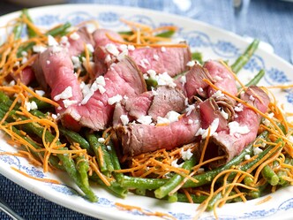 Salade van rundvlees en sperziebonen met wortelen