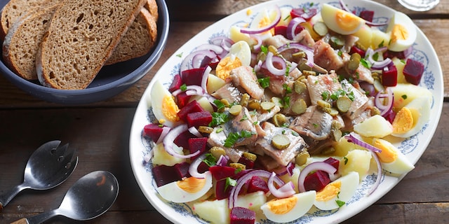 Salade van maatjes met rode bieten en hardgekookte eieren