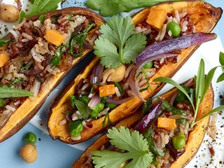 Zoete aardappelen gevuld met rijst