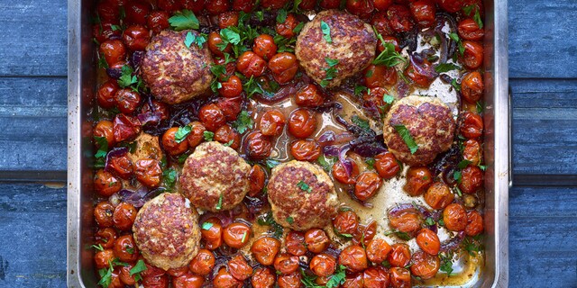 Burgers au cheddar et tomates-cerise rôties