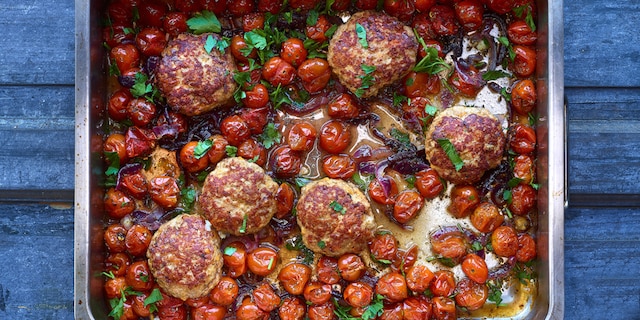 Burgers au cheddar et tomates-cerise rôties