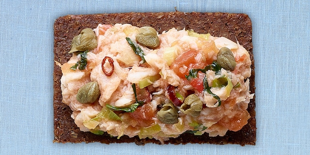 Rillettes van gerookte forel met tomaat, kappertjes en basilicum