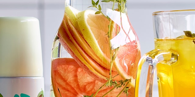 Gearomatiseerd water met citroen, pompelmoes en tijm