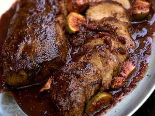 Filets de marcassin, sauce aux figues et légumes oubliés