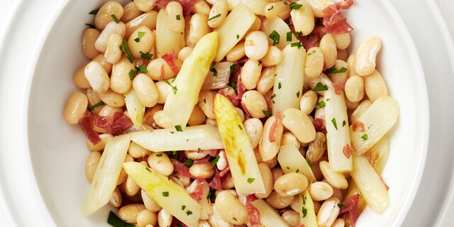 Salade de haricots et asperges blanches au jambon de pays