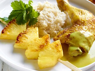 Kip in kokoscurrysaus met verse ananas en basmatirijst