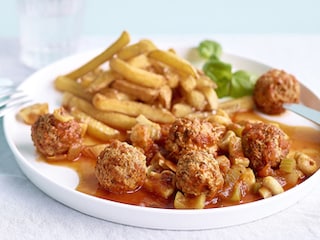 Vegetarische gehaktballetjes met tomatensaus en frietjes