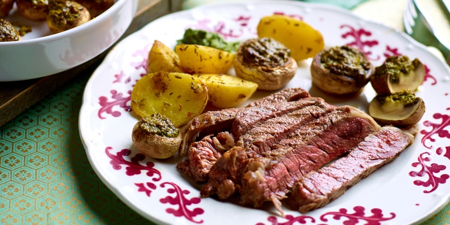 Entrecôtes grillées et champignons au pesto