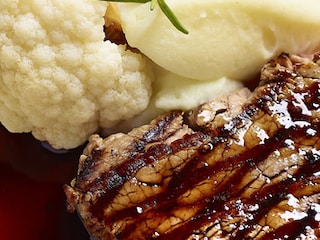 Filet pur et purée au babeurre, jeunes légumes et copeaux de truffe