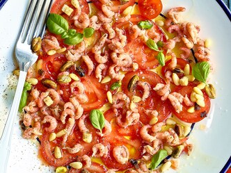 Carpaccio van tomaat met grijze garnalen