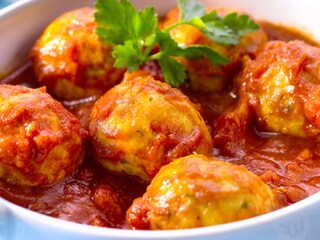 Balletjes van kabeljauw met tomatensaus