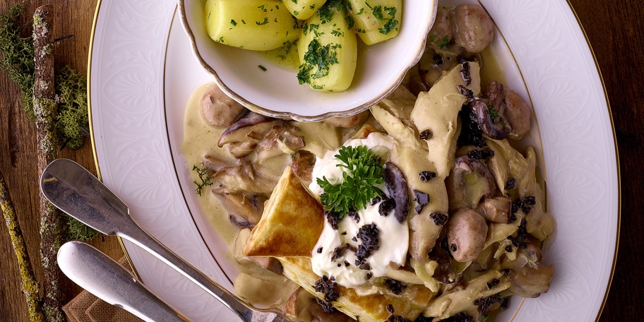 Vol-au-vent de luxe au mini-chapon et aux champignons des bois, huile de truffe