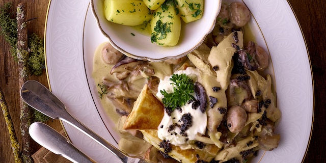 Vol-au-vent de luxe au mini-chapon et aux champignons des bois, huile de truffe