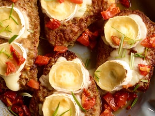 Rumsteaks met geitenkaas en gedroogde tomaten