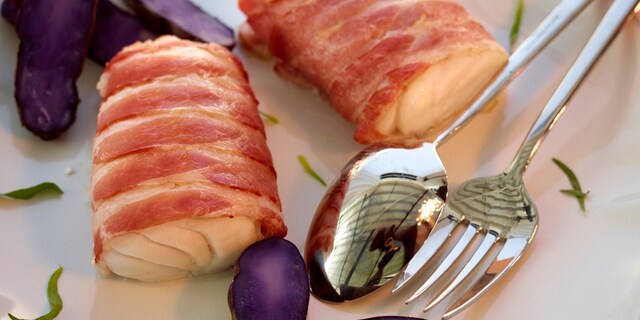 Skrei en robe de lard, sauce à l’estragon, petites pommes de terre vapeur