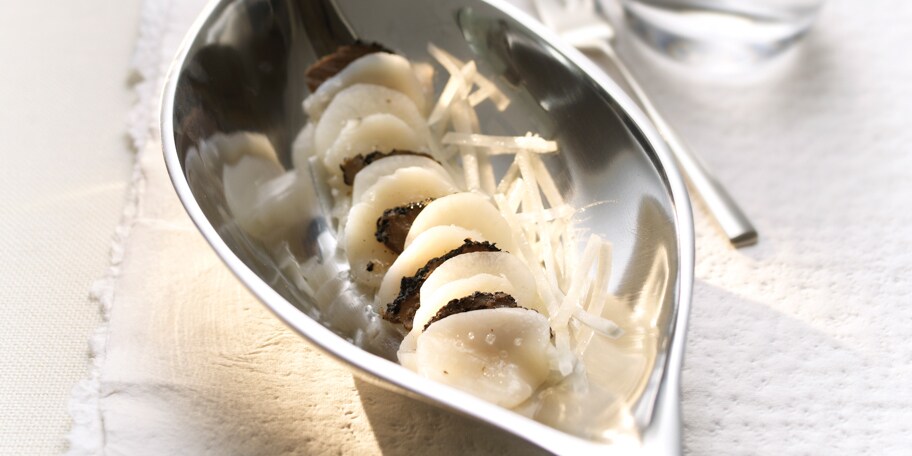 Carpaccio van sint-jakobsvruchten en aardpeer met truffel