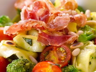 Salade van verse tortellini met broccoli en pancetta