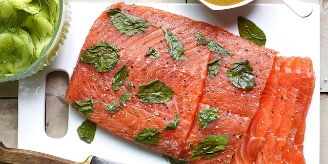 Gemarineerde zalm, mosterdsaus met basilicum (Gravlax)