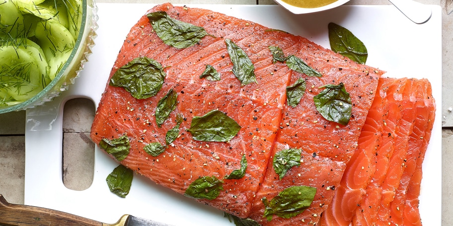 Saumon mariné, sauce moutarde au basilic (Gravlax)