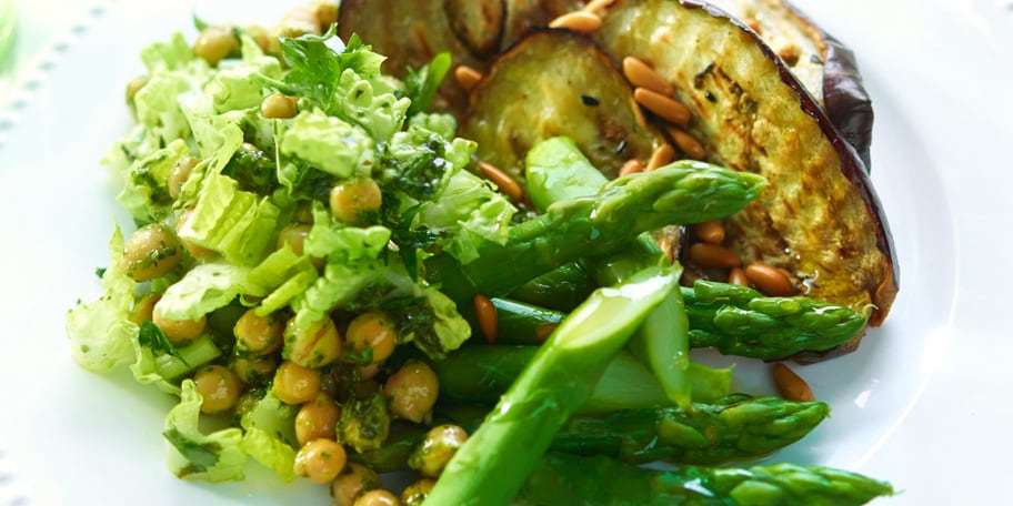 Aubergines grillées accompagnées d’asperges vertes et de pois chiches