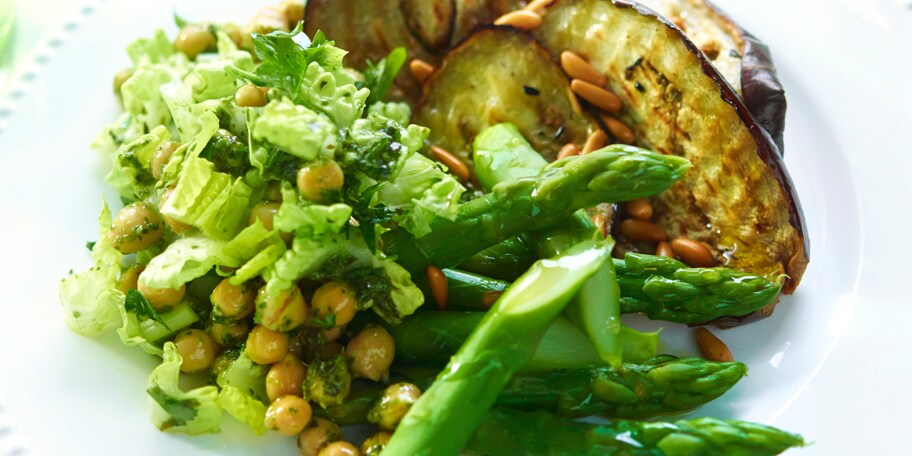 Gegrilde aubergines met groene asperges en grauwe erwten