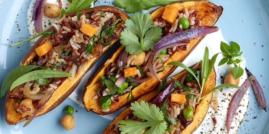 Zoete aardappelen gevuld met rijst