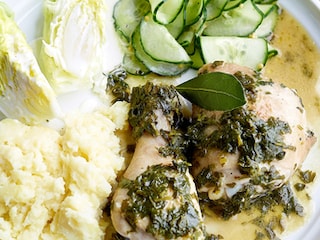 Gevogeltestoofpot met peterselie, geprakte aardappelen en gemarineerde komkommersalade