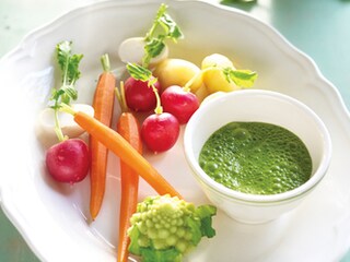 Gestoomde jonge groenten en kruidensaus