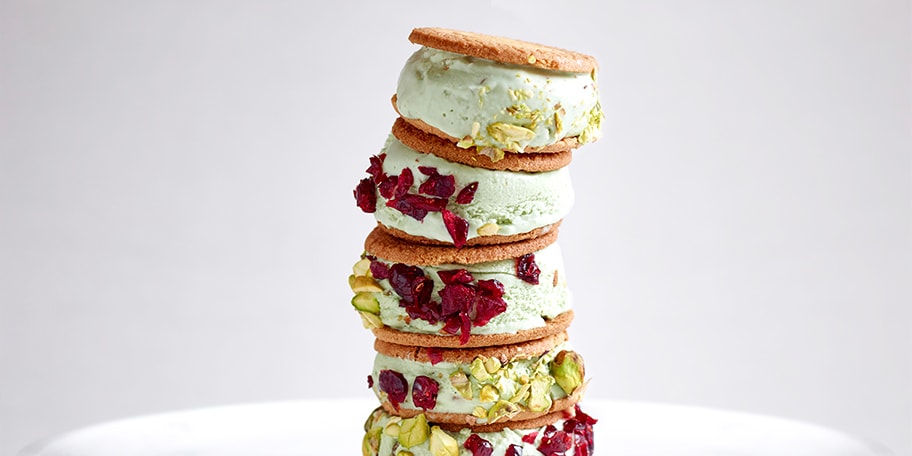 Ice cream sandwiches à la pistache et aux airelles