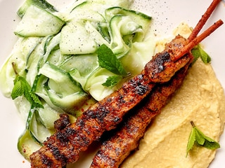 Hummus met komkommersalade en brochettes