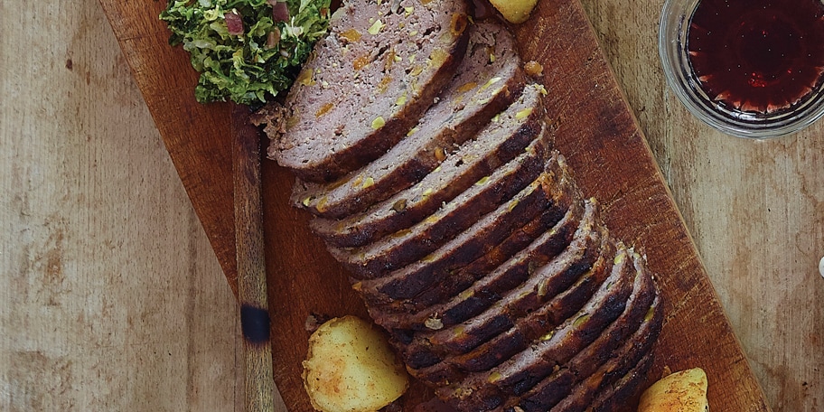 Pain de viande de Noël, purée de céleri et chou aux lardons