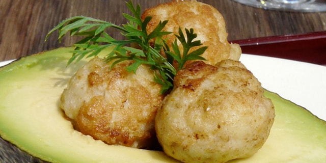 Avocat aux boulettes de poisson thaï