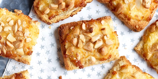 Gegratineerde toasten met cashewnoten